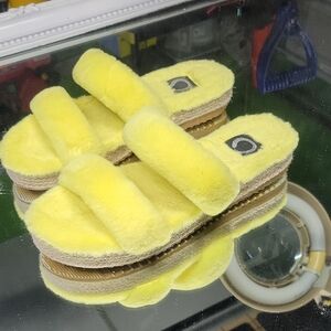 Womens 10 Journee Collection Women's Relaxx faux fur slide slippers. FUZY.